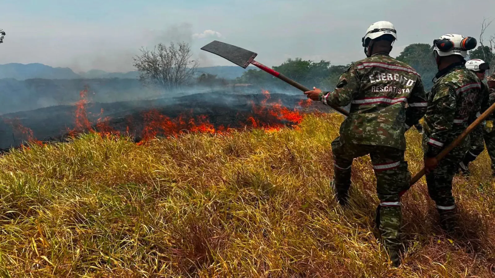 Gobierno refuerza despliegue de la Fuerza Pública contra incendios forestales