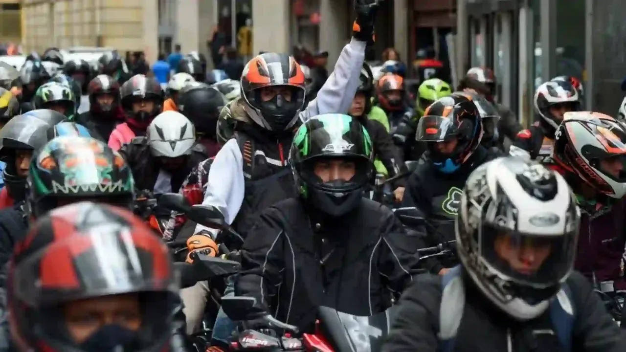 Gobierno analiza subir aranceles a cascos, guantes y otros elementos para motociclistas