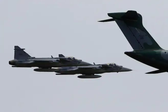 Gobierno revisaría el contrato de los 17 Gripen con Suecia y compraría seis Black Hawk a Estados Unidos