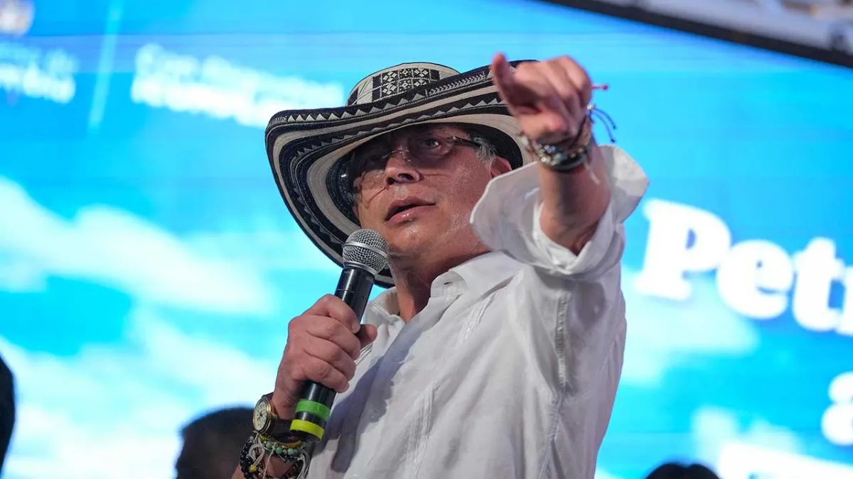 Petro cerrará su mandato con protestas en lugar del balance habitual antes de la investidura de De la Espriella