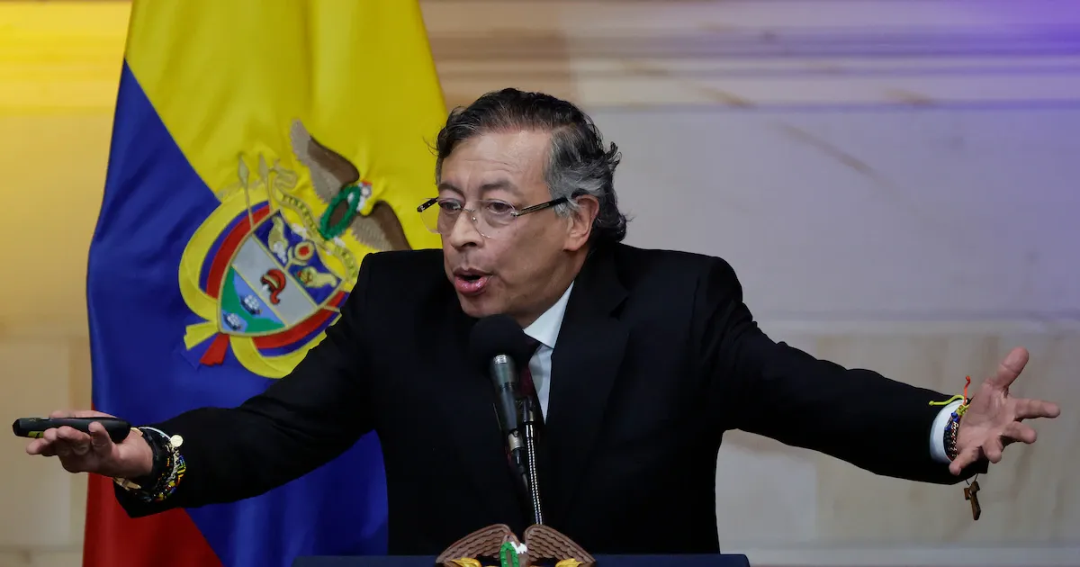 ¿Hasta cuándo es presidente Gustavo Petro y cuándo recibe la banda Abelardo de la Espriella?