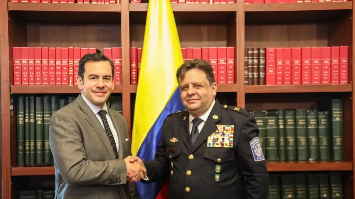 Ministro Lara acata orden presidencial y declara insubsistente al director nacional de Bomberos