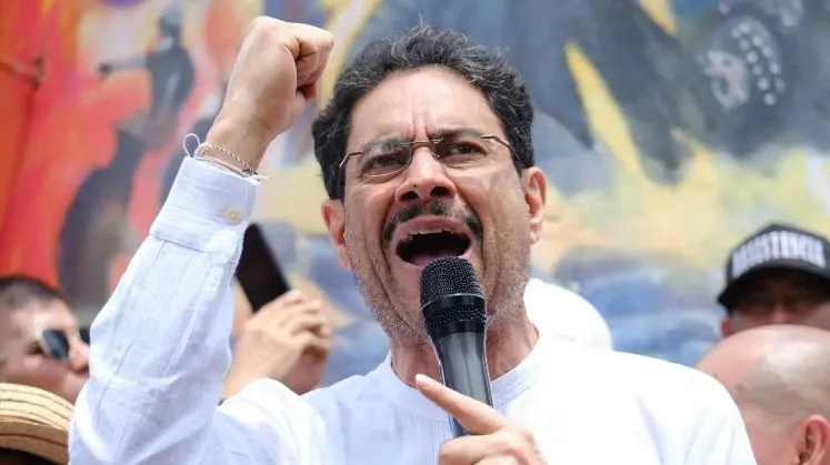 Senador Iván Cepeda acusa al presidente De la Espriella de buscar un gobierno paramilitar