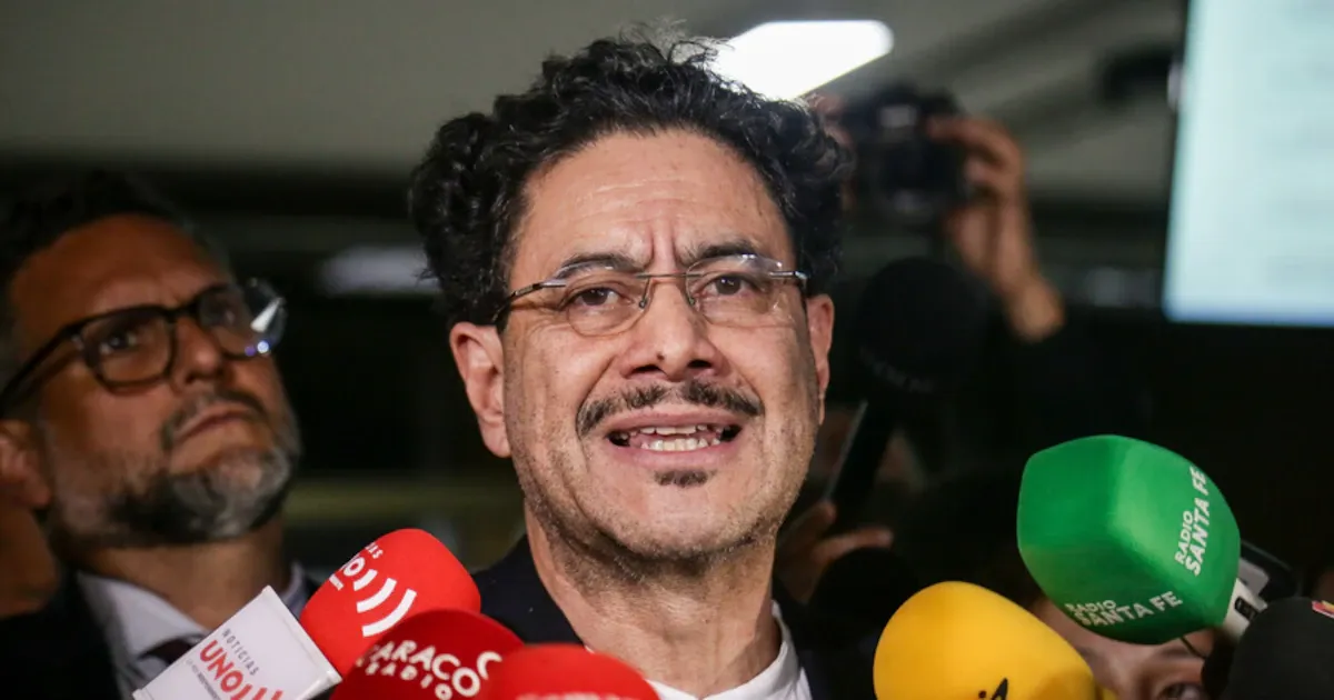 Cepeda dice que no recortará empleo público y advierte sobre la propuesta de De la Espriella