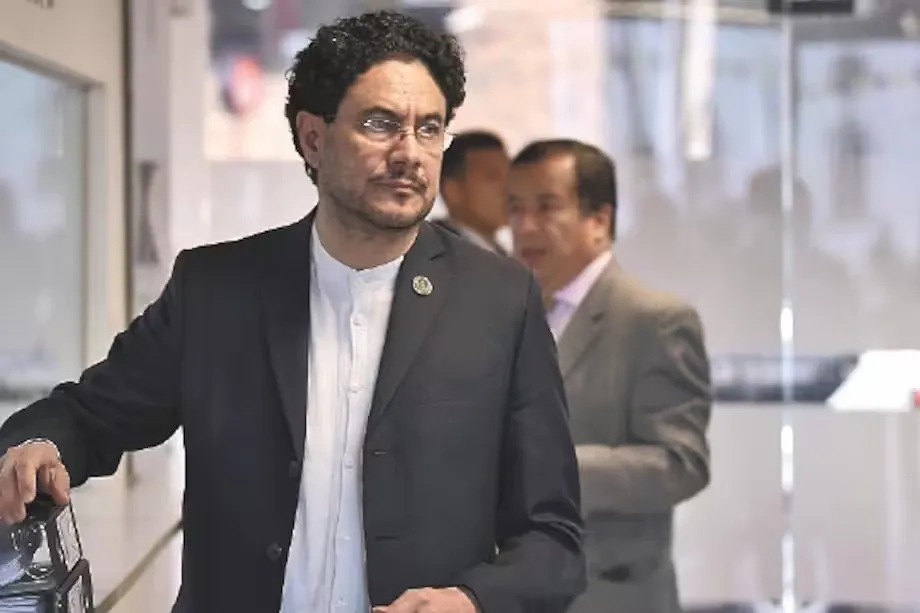 Senador Iván Cepeda denuncia un «gobierno paramilitar» y convoca a desobediencia civil
