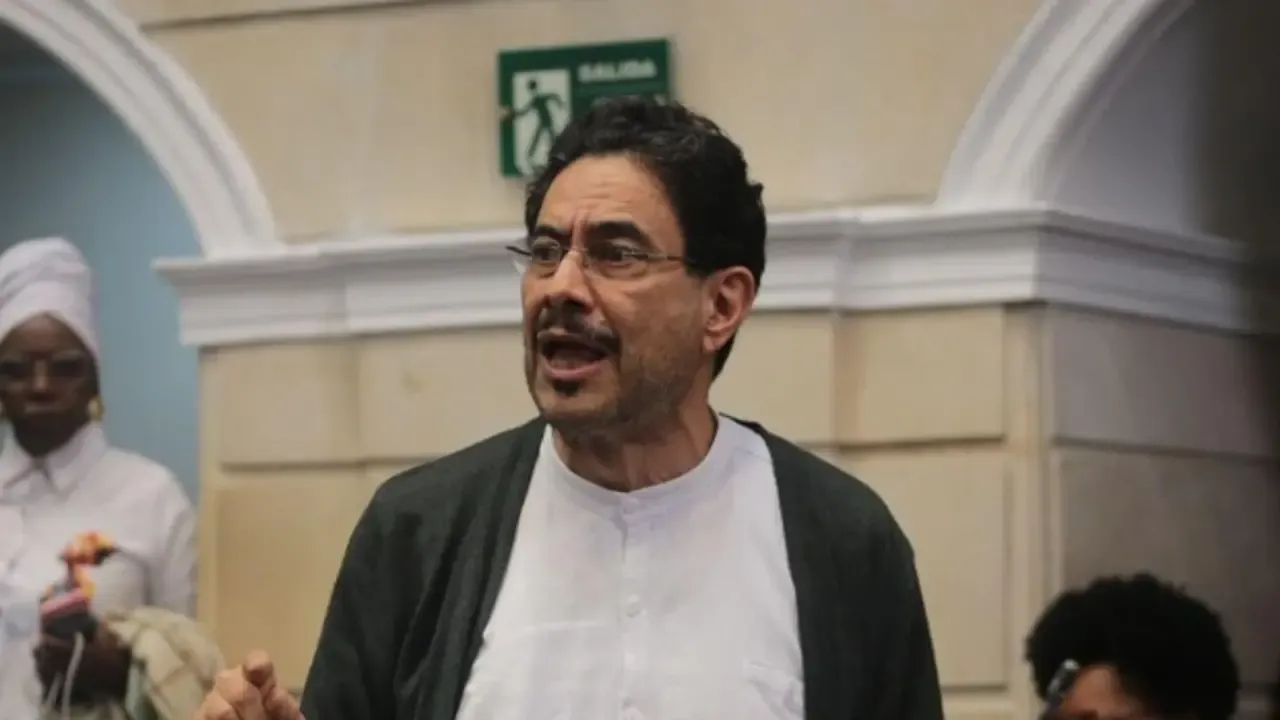 Cepeda llama “ilegítimo” a De la Espriella y expertos debaten si puede seguir como senador