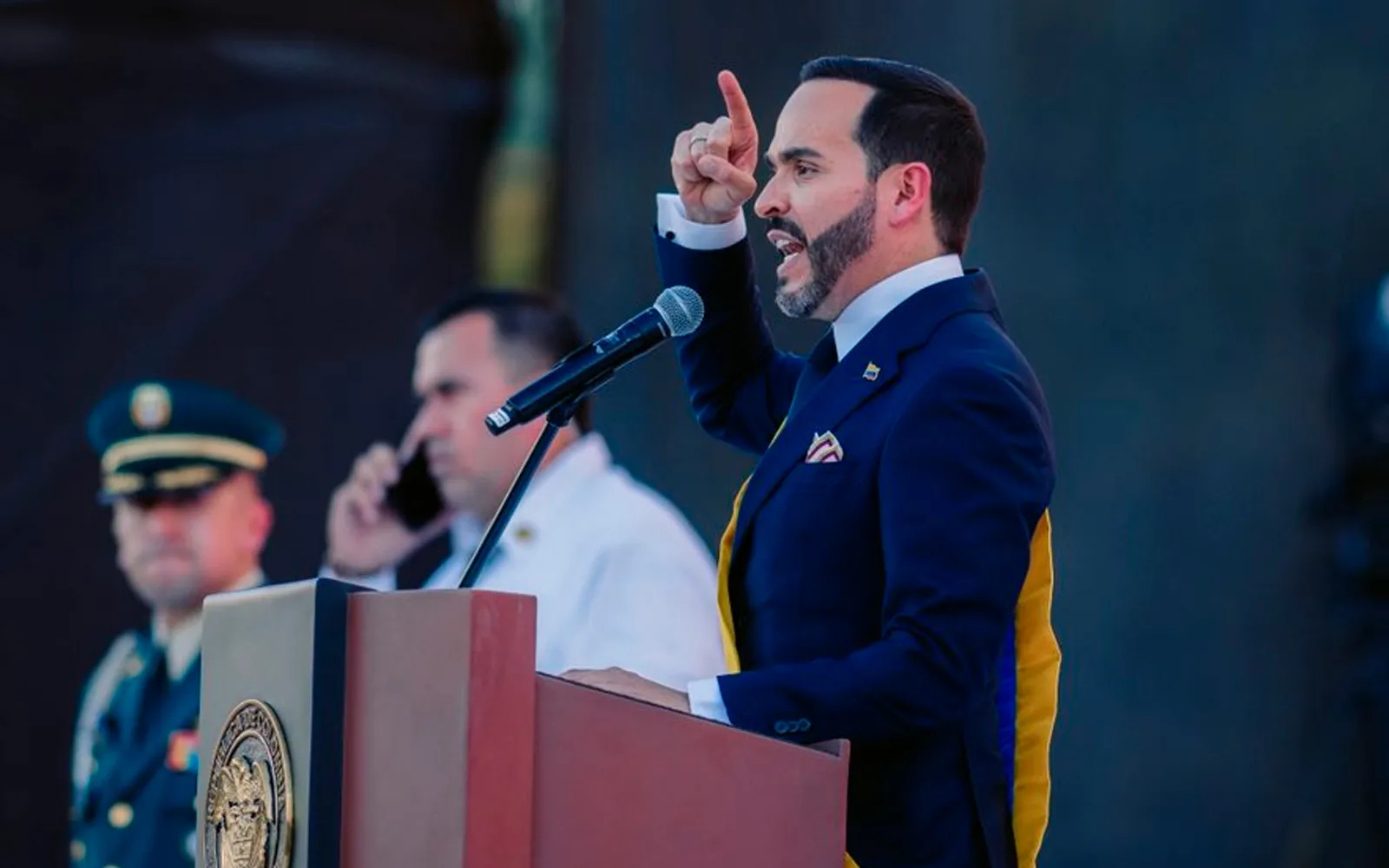 Juez ordena al presidente de Colombia disculparse por sus expresiones religiosas en la posesión