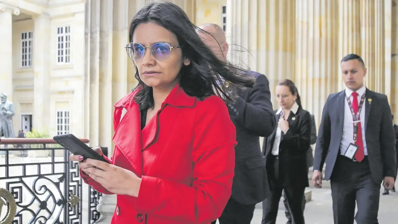 Nueva queja de la gerente del Fondo de Adaptación reaviva la disputa entre Petro y De la Espriella