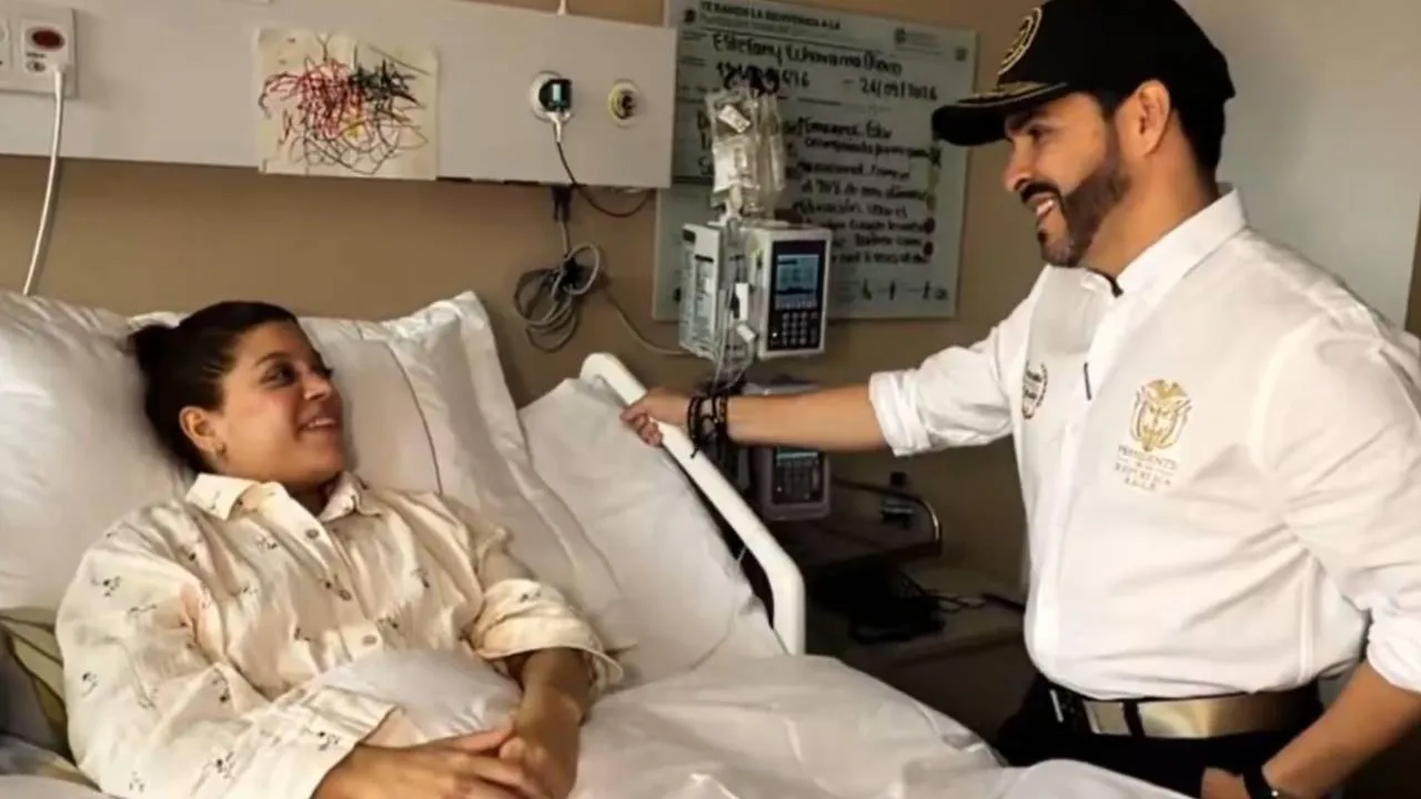 De la Espriella visitó a Stephany EcheverrÃa, la madre que perdió sus piernas protegiendo a su hija en el terremoto