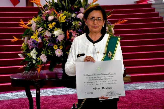 Colombia condecora con la Orden de San Carlos a la representante de la OPS/OMS