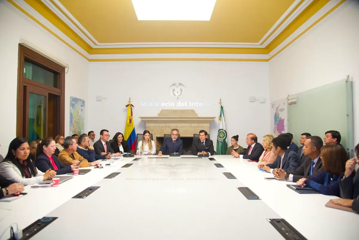 La izquierda colombiana debate cómo enfrentar al gobierno de Abelardo de la Espriella