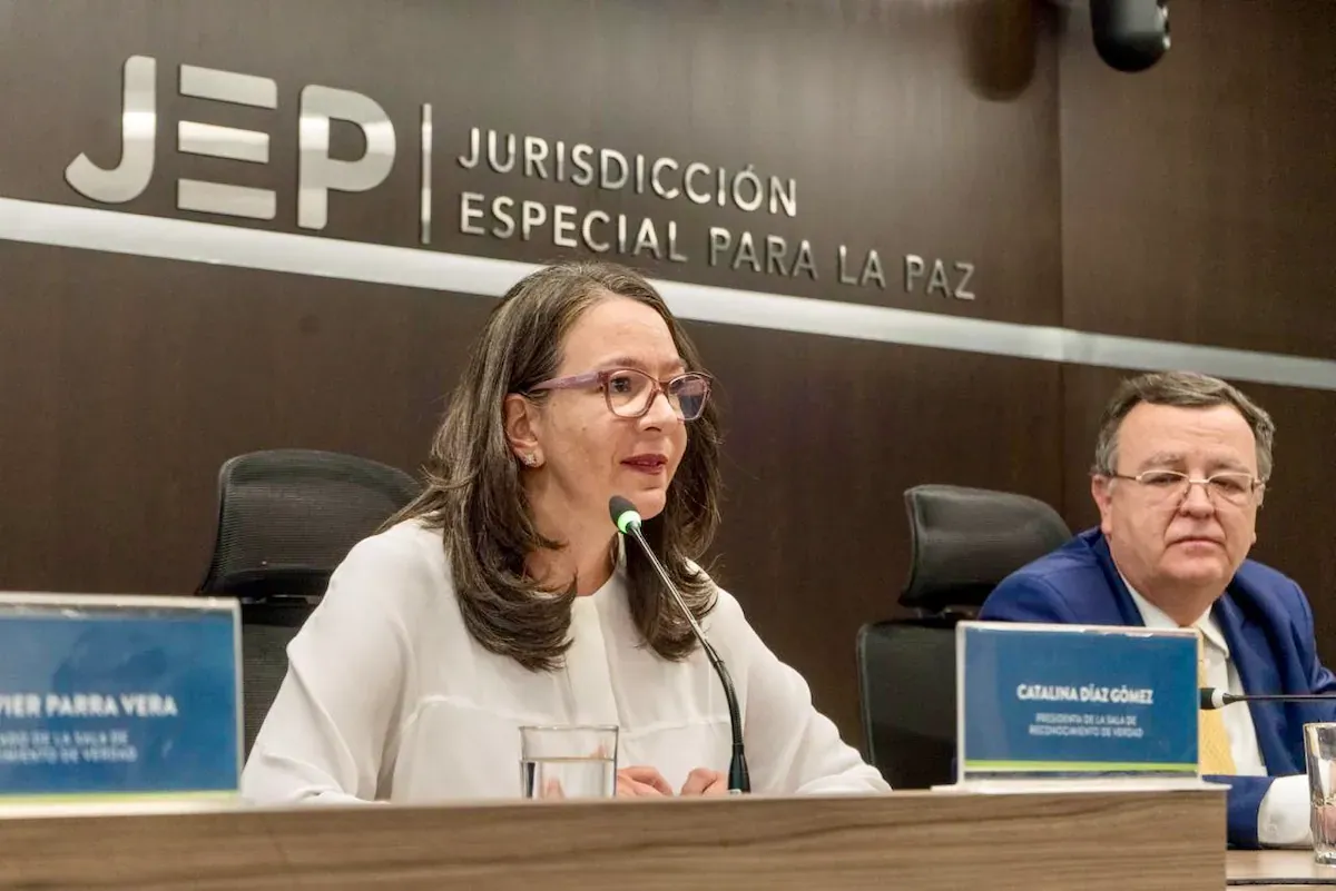 La JEP recibe el archivo del conflicto armado en medio de la transición hacia el Gobierno de De la Espriella