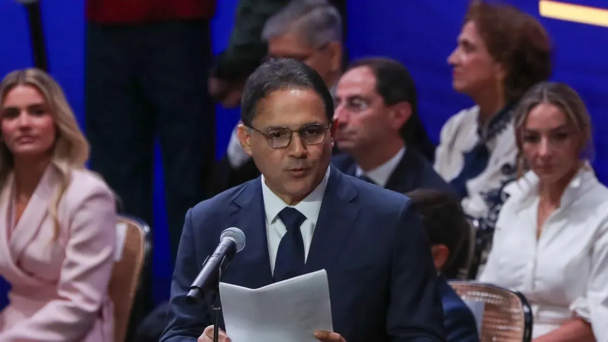 Ovación a Miguel Uribe Turbay en la posesión de Abelardo De la Espriella en Cali