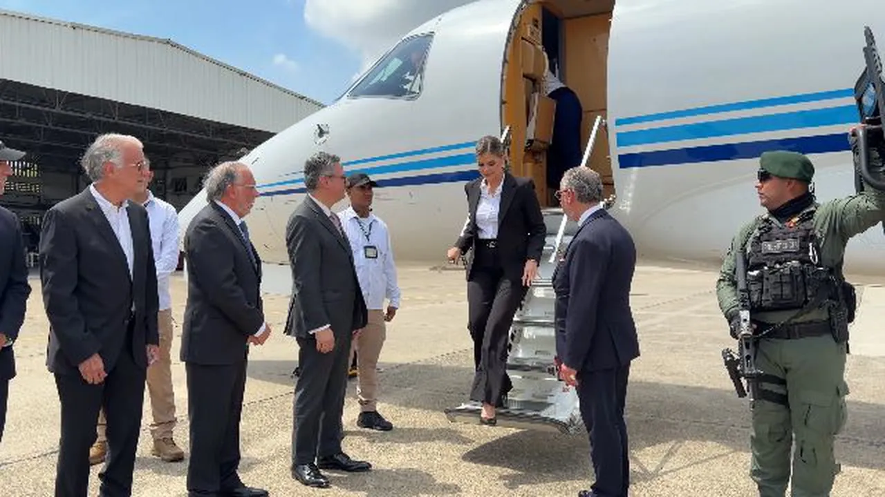 Presidenta de Costa Rica llega a Barranquilla para reunión con Abelardo de la Espriella