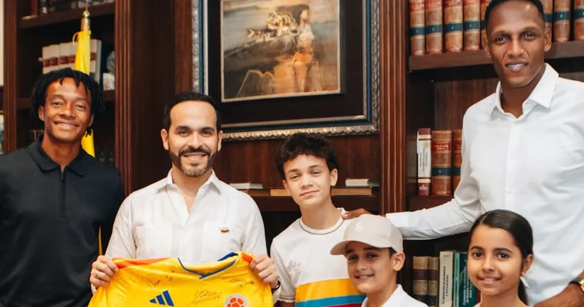 Yerry Mina y Juan Guillermo Cuadrado visitaron a Abelardo de la Espriella y le entregaron una camiseta firmada de la selección Colombia