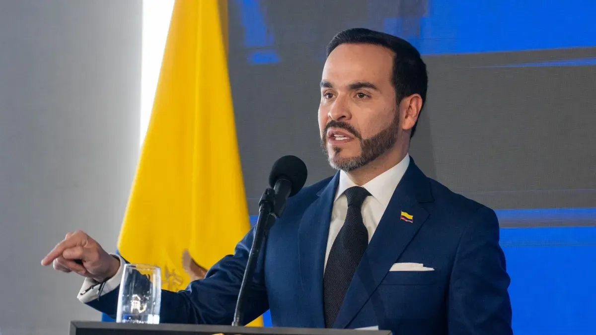 De La Espriella firma decreto que levanta la suspensión de permisos para portar armas en Colombia