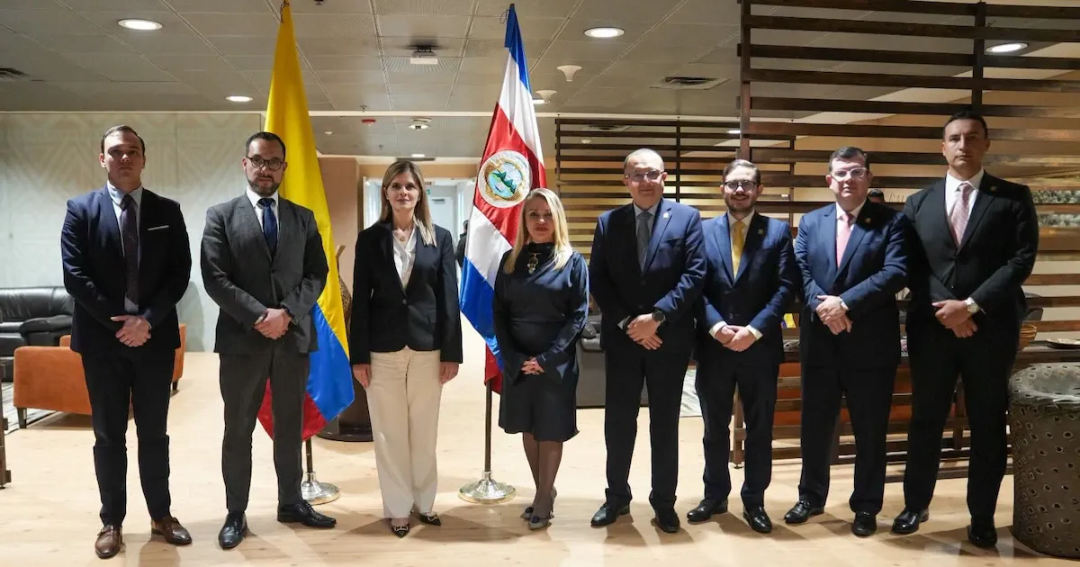 Laura Fernández llega a Colombia y se reúne con Abelardo de la Espriella en Barranquilla