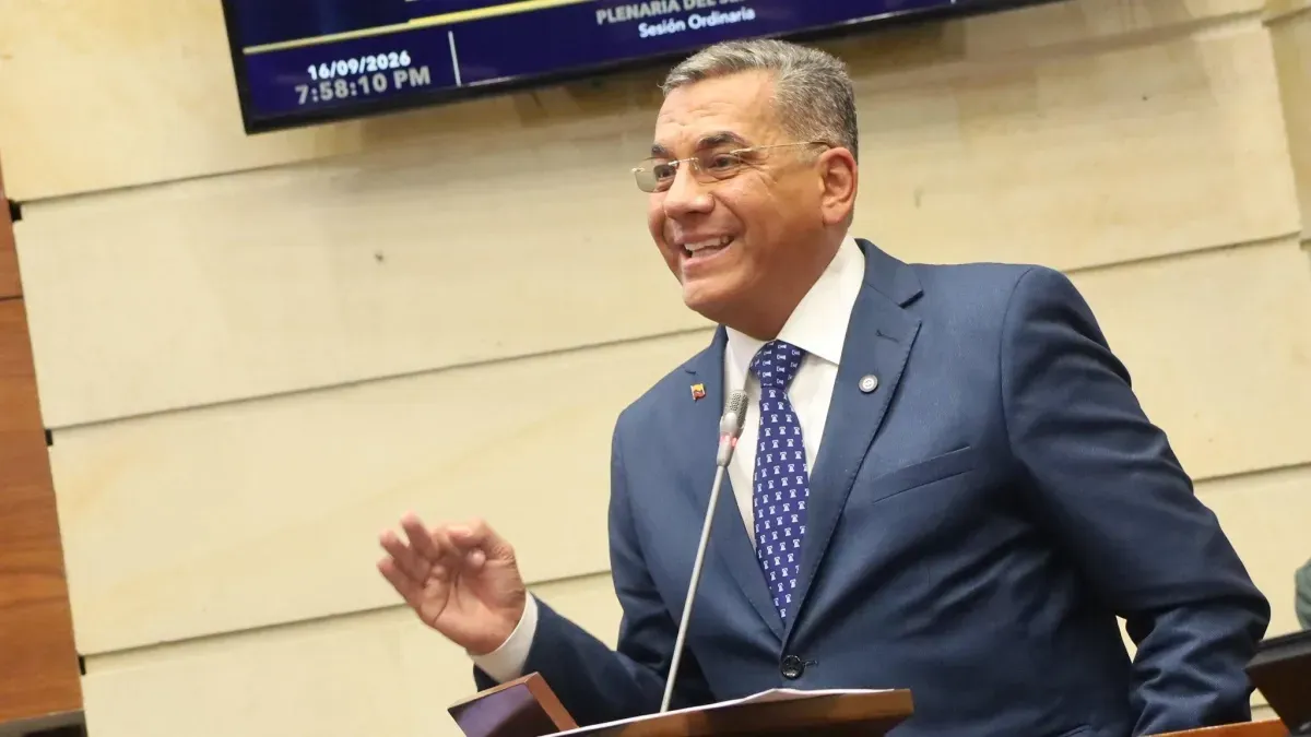 Ministro de Defensa defiende su gestión ante el Senado mientras la oposición cita moción de censura