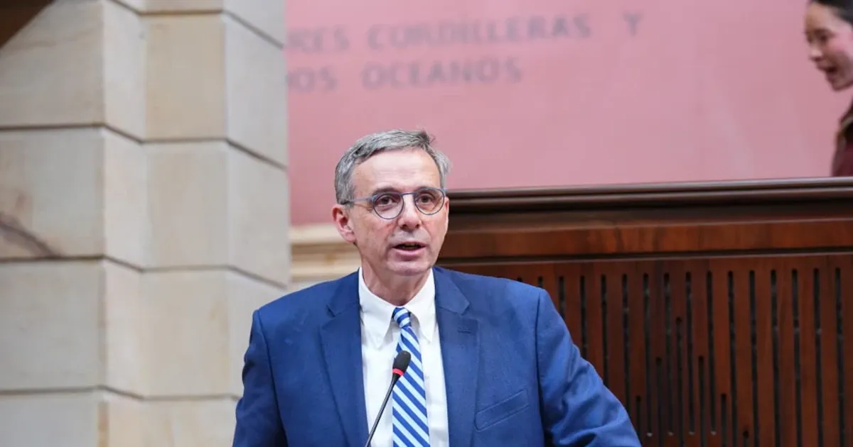 Ministro de Hacienda cuestiona a la oposición y advierte sobre un déficit billonario