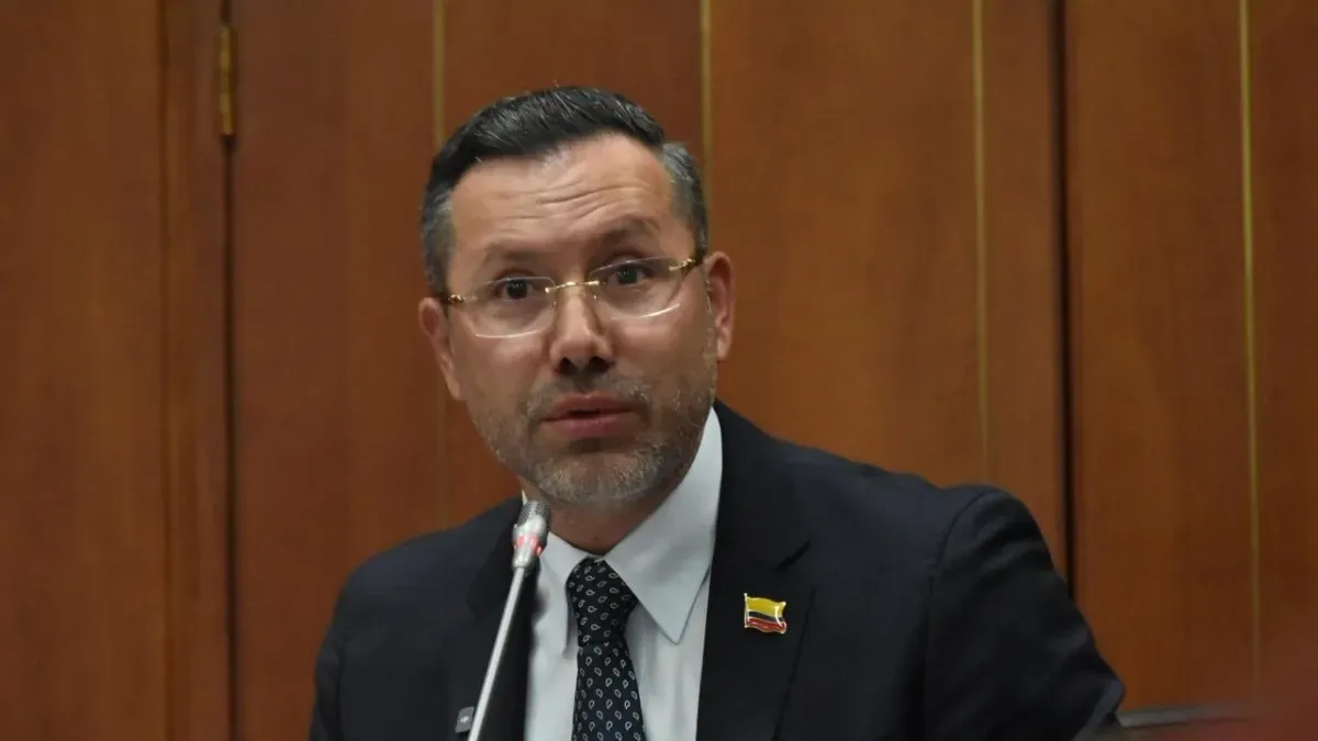 Ministro de Vivienda reitera disculpas por viaje familiar y presenta plan de reconstrucción en tres fases