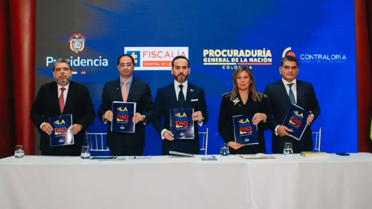 De la Espriella entrega a la Fiscalía 80 expedientes sobre nóminas paralelas y contratos del gobierno Petro