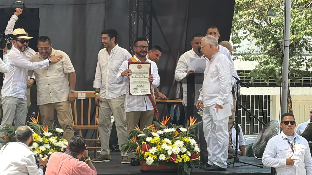Jorge Eliécer Laverde se posesionó como nuevo contralor ante el presidente De La Espriella