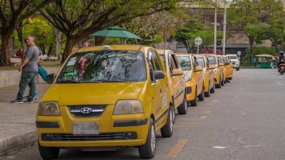 Decreto 1001 de 2026 redefine el servicio público de taxi en Colombia