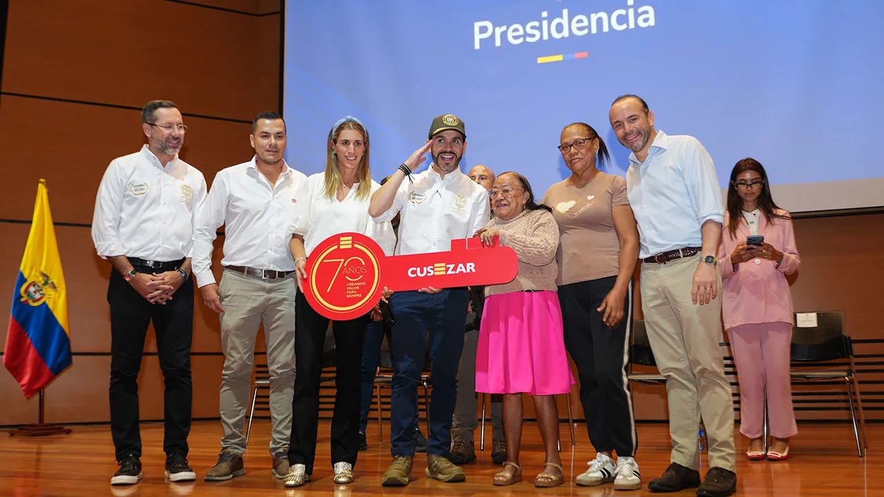 Presidente De La Espriella entrega viviendas a familias damnificadas por el terremoto del 10 de agosto en Cali