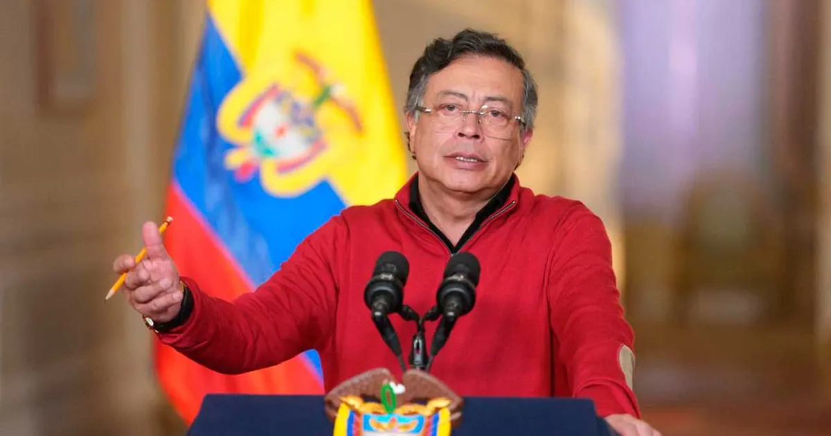 Petro advierte que una tributaria de De la Espriella podría gravar los huevos