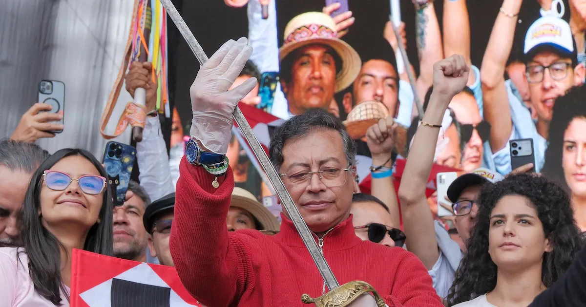 Petro anuncia qué pasará con la espada de Bolívar y la sotana de Camilo Torres