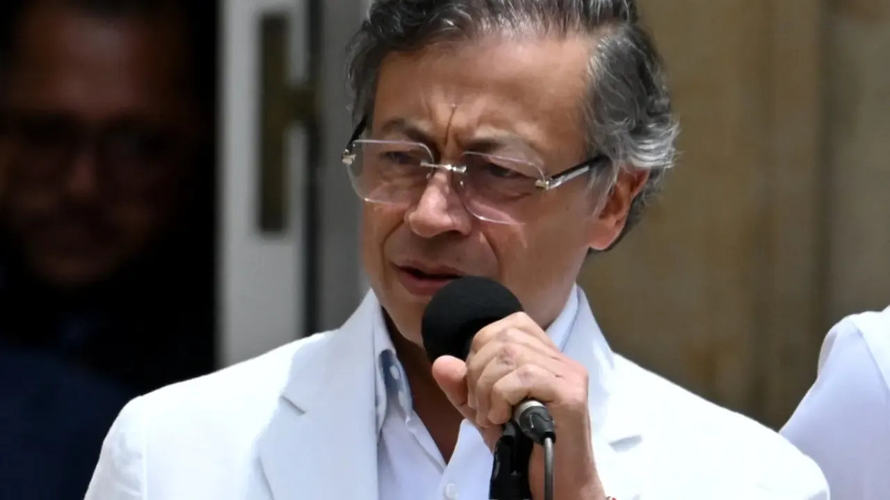 Periodista asegura que funcionarios de Petro habrían contactado paramilitares contra De La Espriella y Uribe