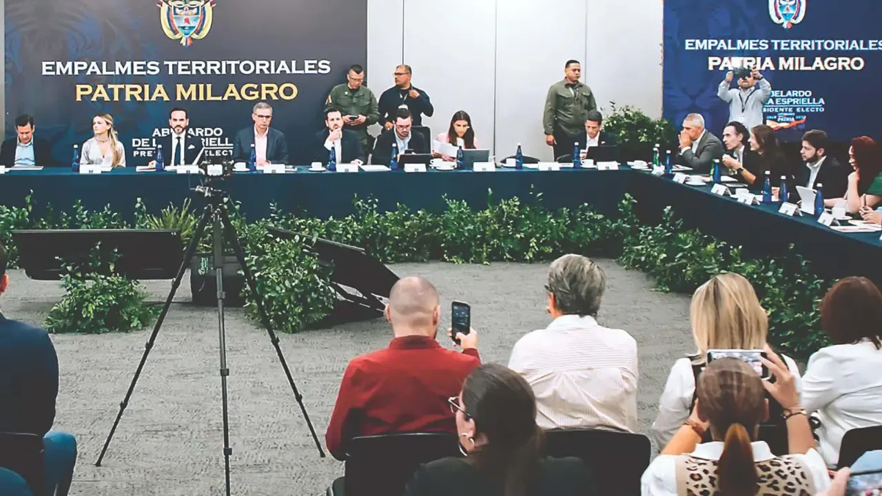 Sin empalme y sin foto: cómo se rompió la transición entre Petro y Abelardo de la Espriella