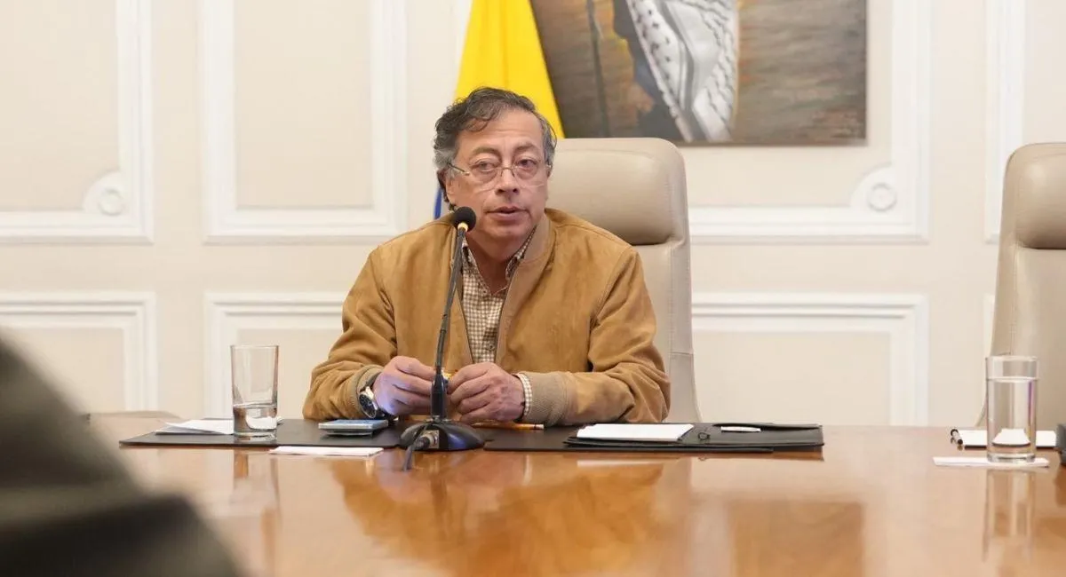Petro afirma que entregará el poder y anuncia medidas luego del impasse con De la Espriella por el empalme
