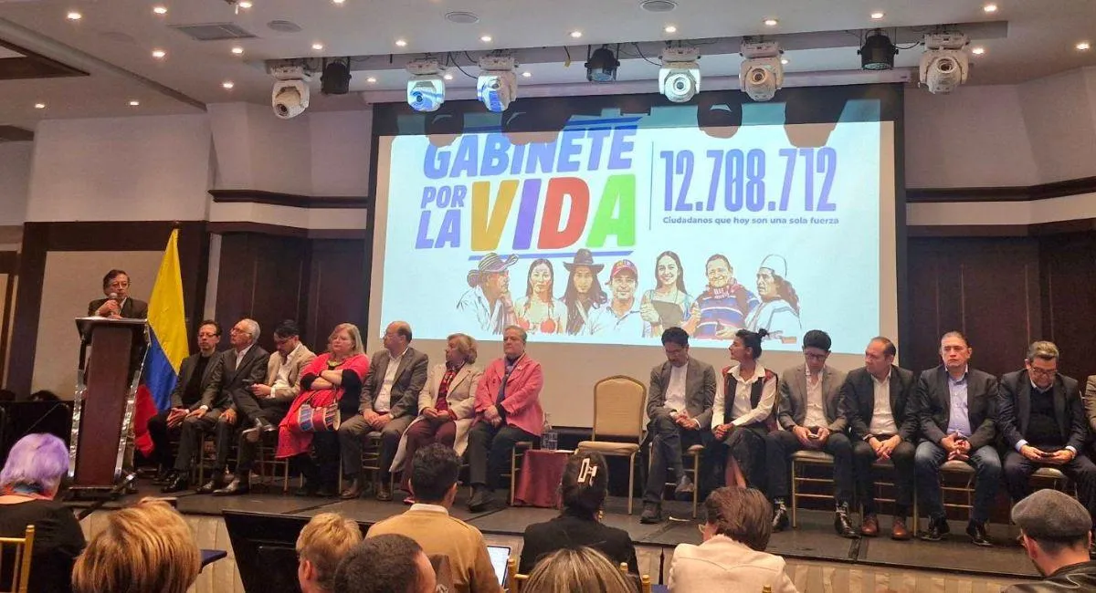 Petro y Cepeda presentan el 'Gabinete por la vida' y cuestionan al nuevo Gobierno
