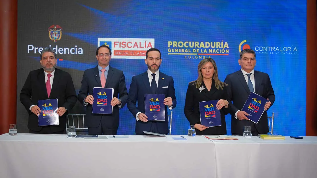 Presidente Abelardo De La Espriella entrega el 'Libro de la Verdad' a los organismos de control