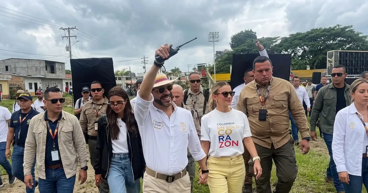 Defensores de la Patria explica por qué Abelardo de la Espriella carga un walkie-talkie