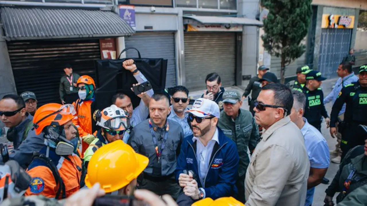 Presidente De La Espriella recorre El Cairo, Toro y Cali tras emergencia por terremoto en el Valle