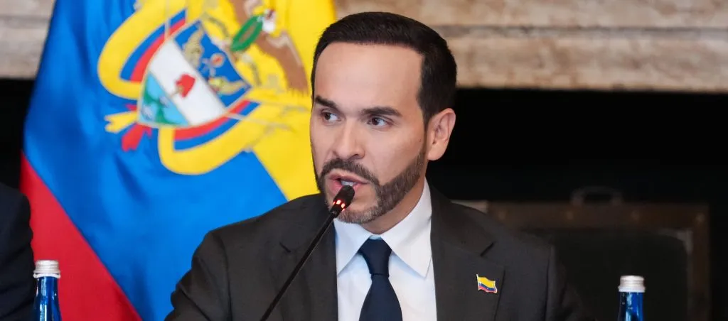 Presidente De La Espriella prohíbe contactos con grupos armados y advierte sanciones