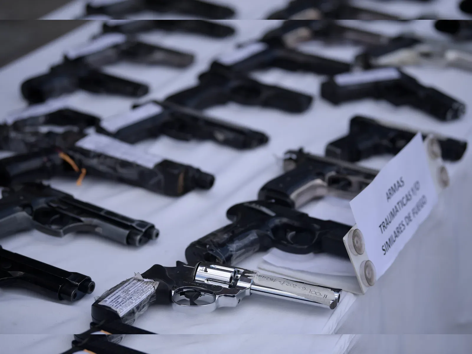 Presidente De La Espriella levanta la suspensión al porte de armas y reactiva los permisos