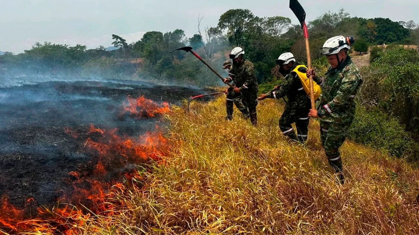 Presidente De La Espriella confirma que fue controlado el incendio en el Tolima que amenazaba un gasoducto