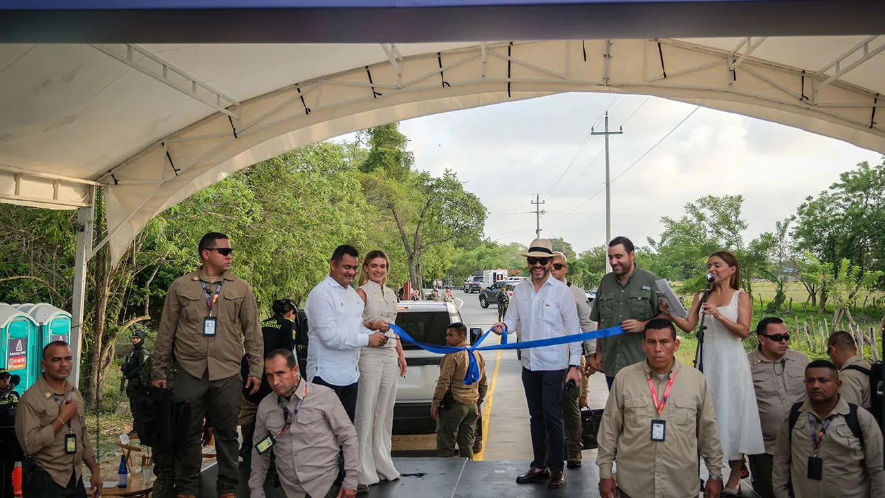 Presidente De La Espriella entrega obra de pavimento rígido en Bolívar