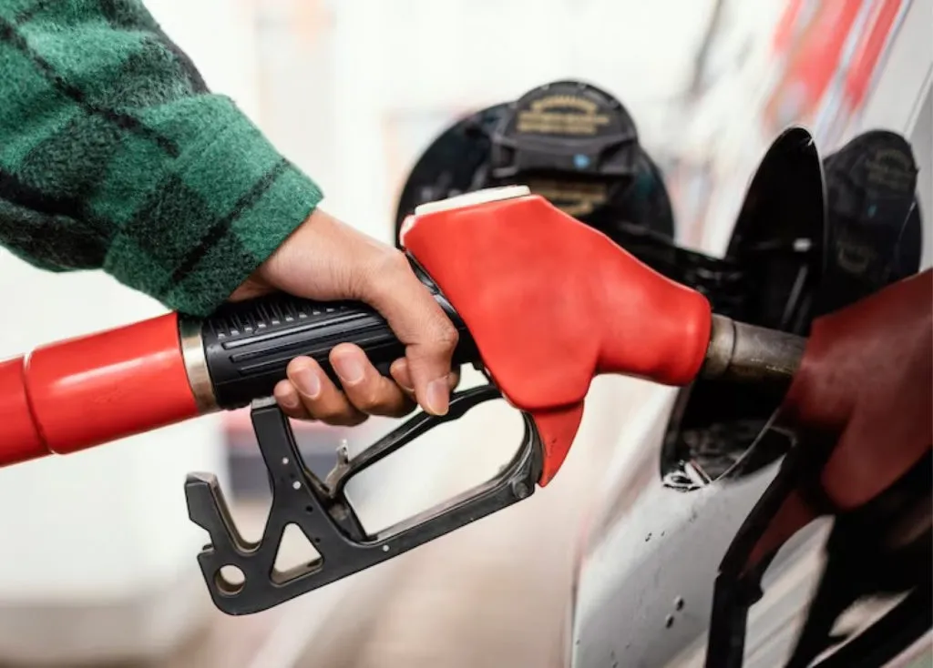 Presidente De la Espriella ordena revertir el aumento de la gasolina para octubre