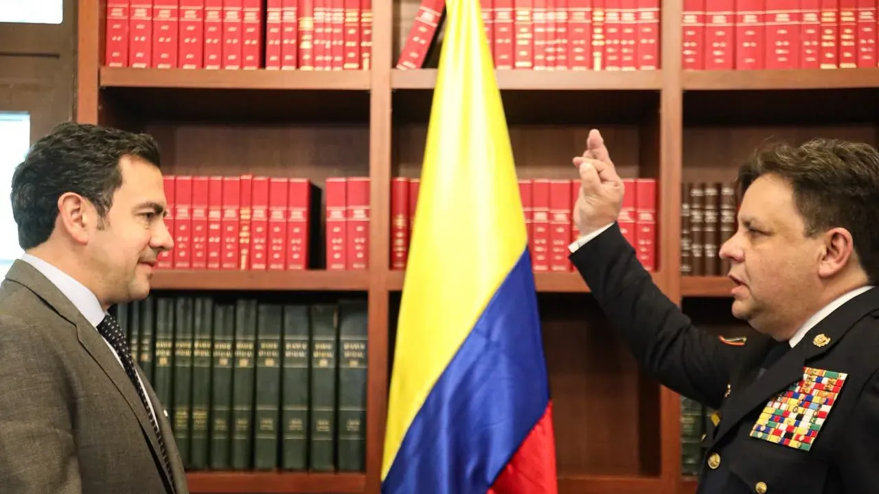 Presidente De la Espriella solicita la salida del director nacional de Bomberos por presuntas irregularidades