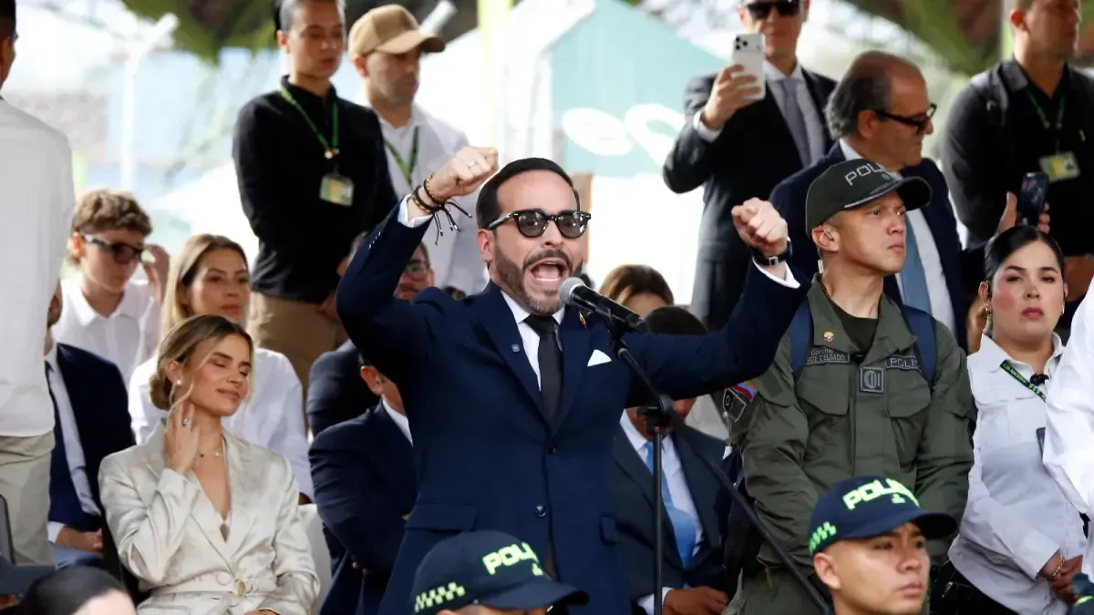 Abelardo de la Espriella preside el desfile militar del 20 de julio en Medellín