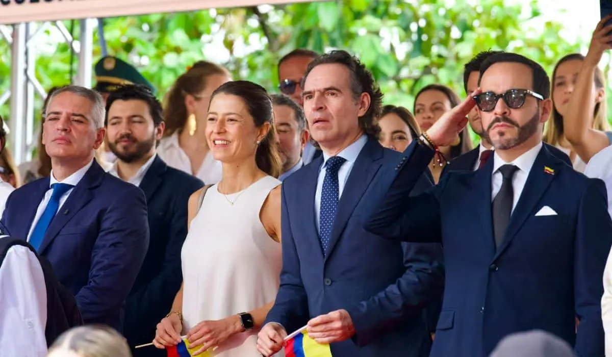El presidente electo De la Espriella presidió el desfile del 20 de julio en Medellín
