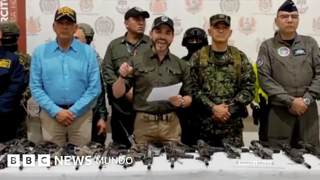 De la Espriella camina entre cadáveres de presuntos guerrilleros y lanza un mensaje en seguridad