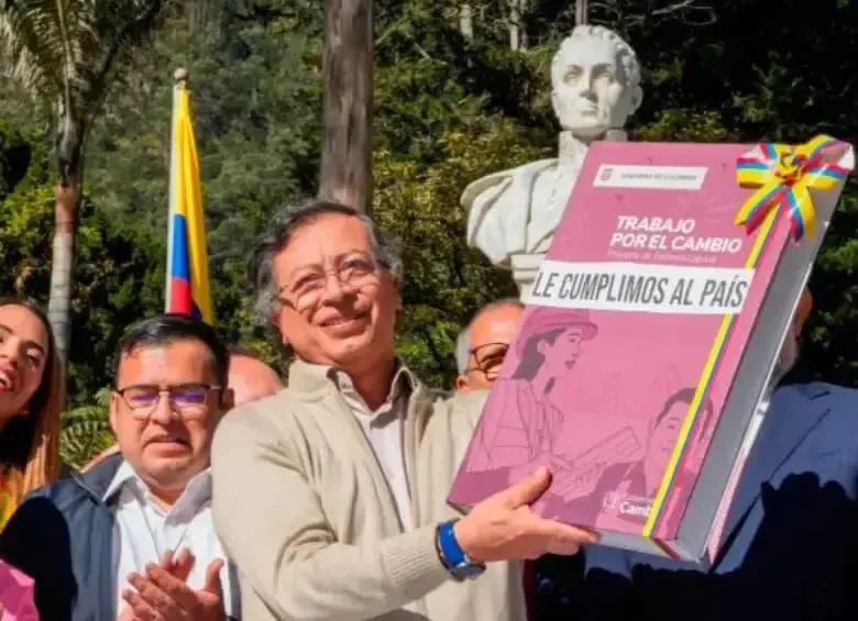 Gobierno firma cuatro decretos laborales sobre sindicatos y artistas en jornada electoral