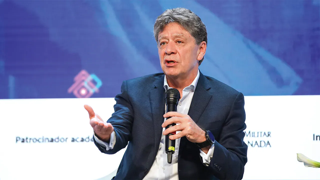 Bruce Mac Master renuncia a la presidencia de la Andi en medio de tensiones con el Gobierno