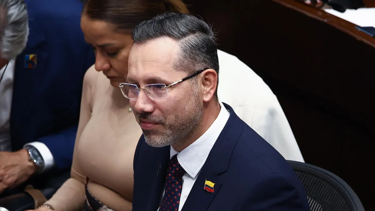 Ministro Beltrán pidió disculpas en el Congreso por su viaje a Santa Marta tras el terremoto