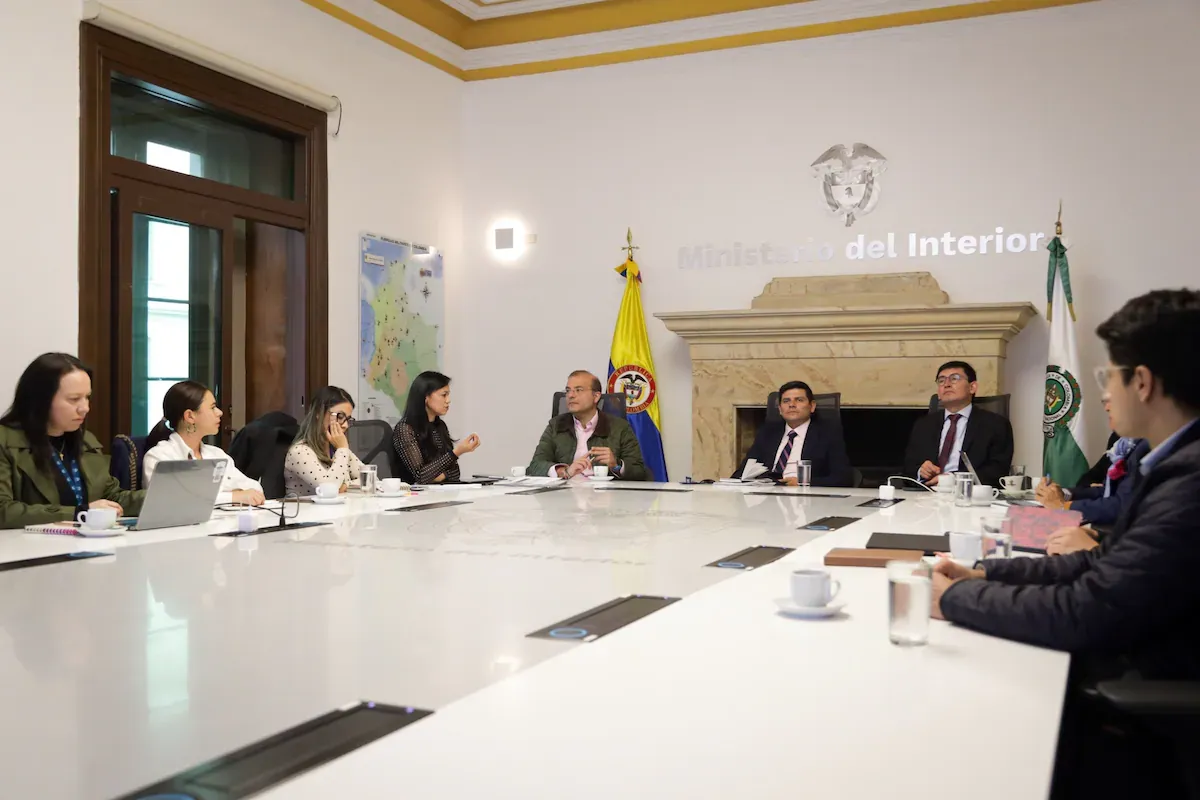 Denuncian que particulares sin cargo formal dan órdenes en una dependencia de Derechos Humanos del Ministerio del Interior
